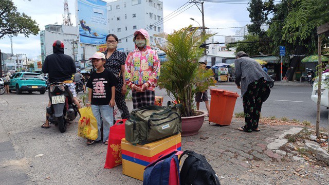 Người dân trở lại TP HCM tại Bến xe Miền Đông cũ, quận Bình Thạnh.