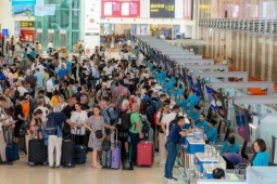 Gần 220.000 người đổ về sân bay Nội Bài, Tân Sơn Nhất hôm nay