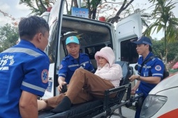 Hàng trăm người bị say nắng khi chờ chiêm bái xá lợi Đức Phật