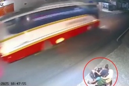 Clip: Lốp ô tô văng như tên bắn,  " hạ gục "  gia đình đi xe máy đứng bên đường