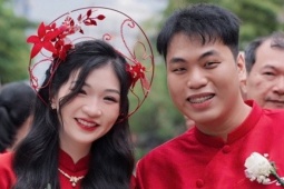 Mở video đặc biệt giữa đám cưới, chú rể Bình Định khiến cô dâu nghẹn ngào