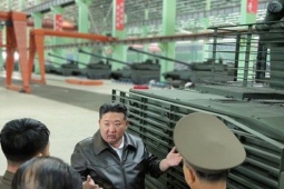 Ông Kim Jong-un thăm nhà máy xe tăng, ca ngợi tiến độ sản xuất xe tăng nội địa