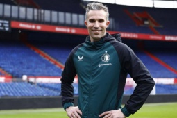 Cựu sao MU Van Persie làm HLV lập kỳ tích 56 năm ở giải Hà Lan