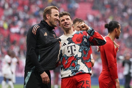 Bi hài Kane ăn mừng hụt với Bayern dù được đặc cách, khi nào có thể nâng cúp Bundesliga?