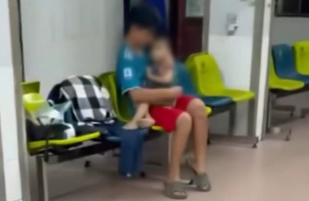 Cháu bé ở ngoài hành lang đợi cấp cứu tại Bệnh viện Đa khoa tỉnh Nam Định.