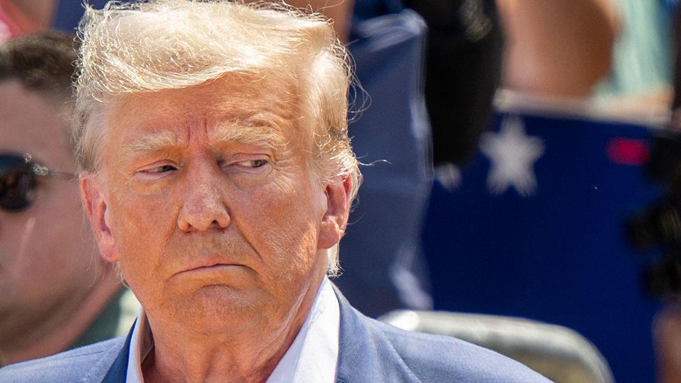 Thị trường chứng khoán chao đảo sau 100 ngày ông Trump cầm quyền - 1