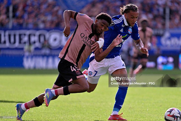 PSG (áo hồng) để thua trên sân của Strasbourg