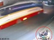 Clip: Lốp ô tô văng như tên bắn, "hạ gục" gia đình đi xe máy đứng bên đường