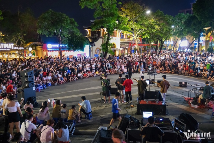 Người dân và du khách đổ về phố đi bộ Hồ Gươm và quảng trường Đông Kinh Nghĩa Thục (Hà Nội) đông nghịt. Ảnh: Mạnh Hùng
