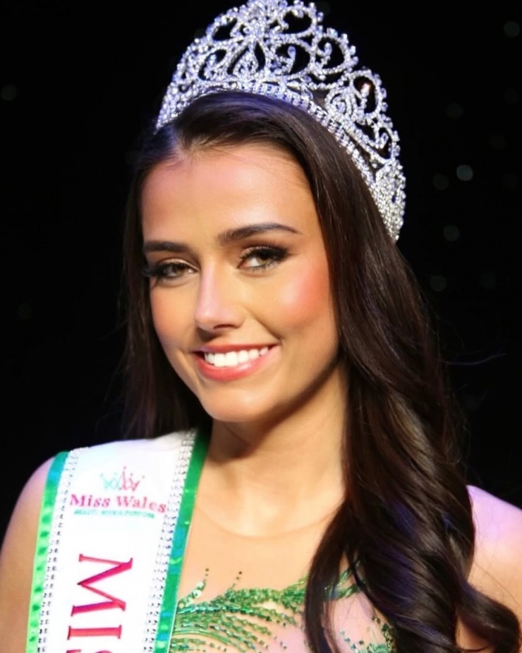 Vượt qua 29 thí sinh, Helena Hawke chính thức đăng quang Miss Wales 2025. Với chiến thắng này, cô sẽ đại diện xứ Wales tham dự Miss World (Hoa hậu Thế giới) 2026.