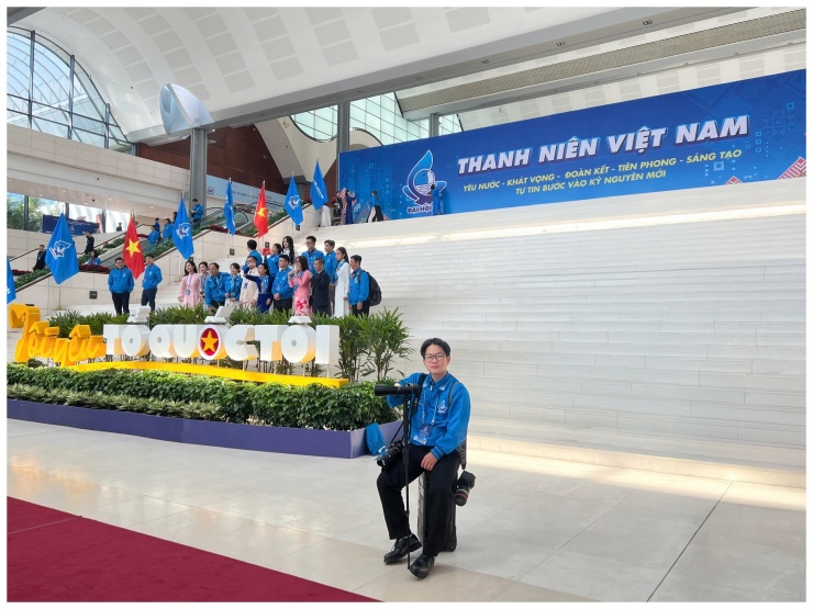 "Gây sốt" với ảnh diễu binh, nam sinh viên nuôi ước mơ làm báo - 7