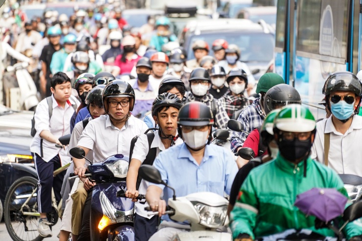 Hà Nội: Dân công sở không thể &#39;vượt&#39; 5km trong một tiếng để tới cơ quan vì tắc đường - 4