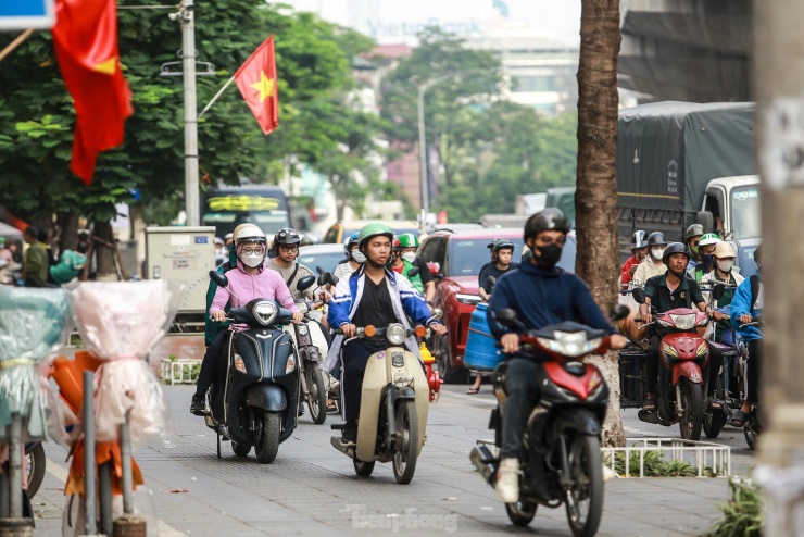 Hà Nội: Dân công sở không thể &#39;vượt&#39; 5km trong một tiếng để tới cơ quan vì tắc đường - 10