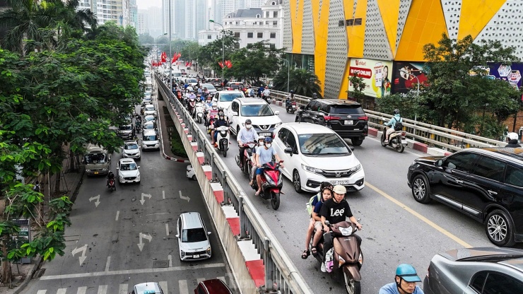 Hà Nội: Dân công sở không thể &#39;vượt&#39; 5km trong một tiếng để tới cơ quan vì tắc đường - 9