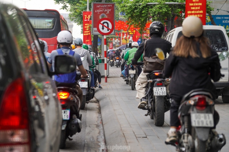 Hà Nội: Dân công sở không thể &#39;vượt&#39; 5km trong một tiếng để tới cơ quan vì tắc đường - 11