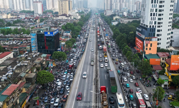 Hà Nội: Dân công sở không thể &#39;vượt&#39; 5km trong một tiếng để tới cơ quan vì tắc đường - 13