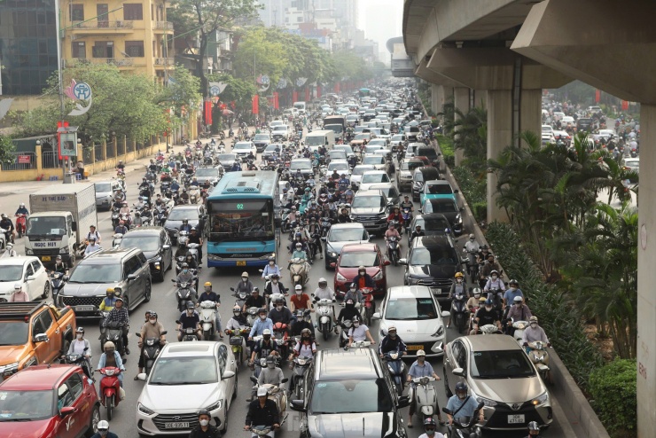 Hà Nội: Dân công sở không thể &#39;vượt&#39; 5km trong một tiếng để tới cơ quan vì tắc đường - 17