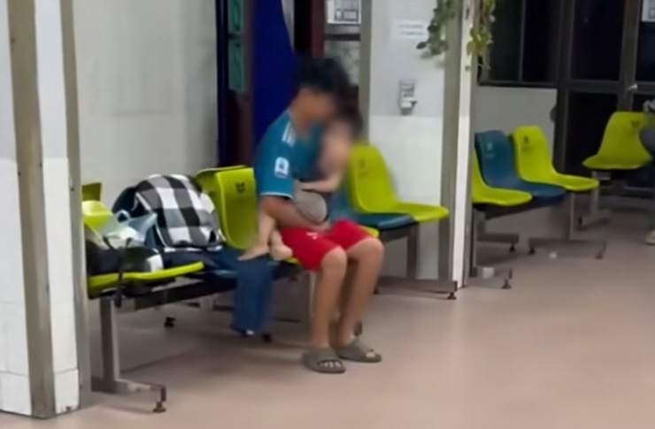 Bé M.T.A tại Bệnh viện Đa khoa tỉnh Nam Định. Ảnh cắt từ clip