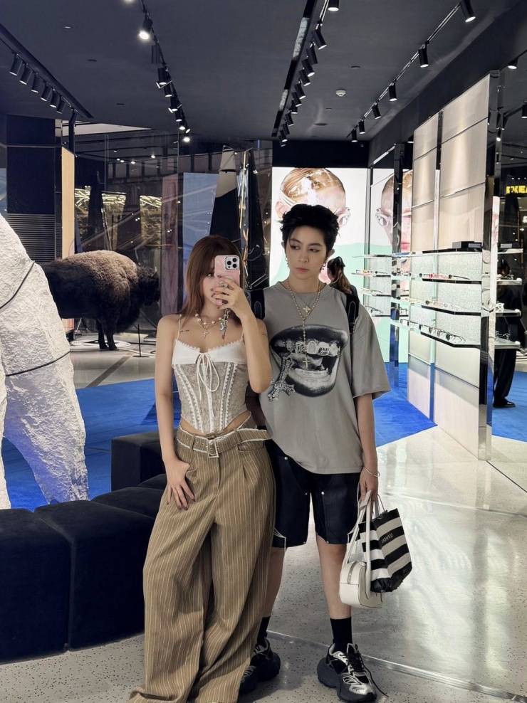 Gil Lê kết hợp áo thun suông rộng với quần Bermuda và giày đế thô đồng điệu, trong khi Xoài Non tôn đường cong nhờ áo corset và quần cạp trễ.
