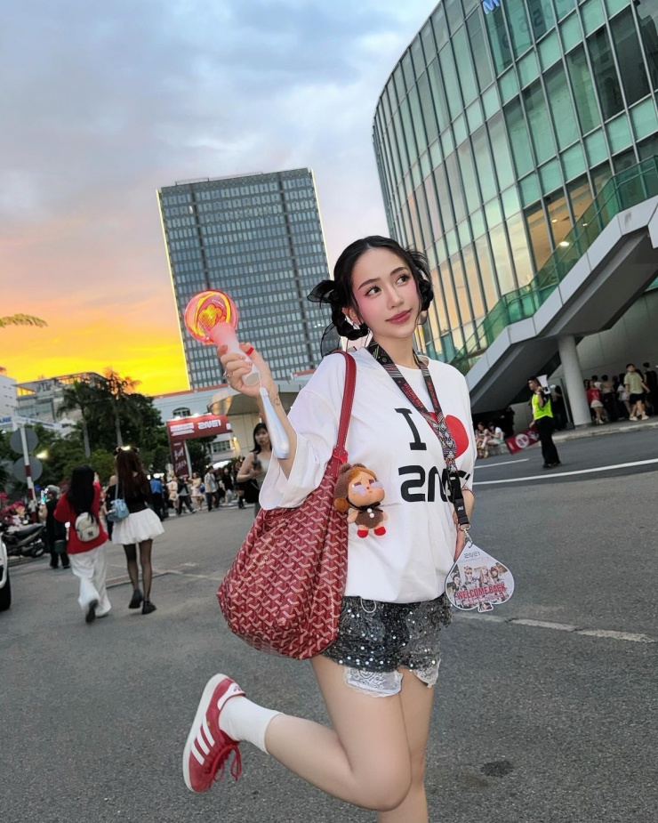 Mẫu tote của Goyard giá bán xấp xỉ 100 triệu đồng được Joyce Phạm đeo một vài lần khi lên hình. Người đẹp thường xuyên cập nhật những mẫu túi hot trend, được giới trẻ yêu thích về tủ đồ.