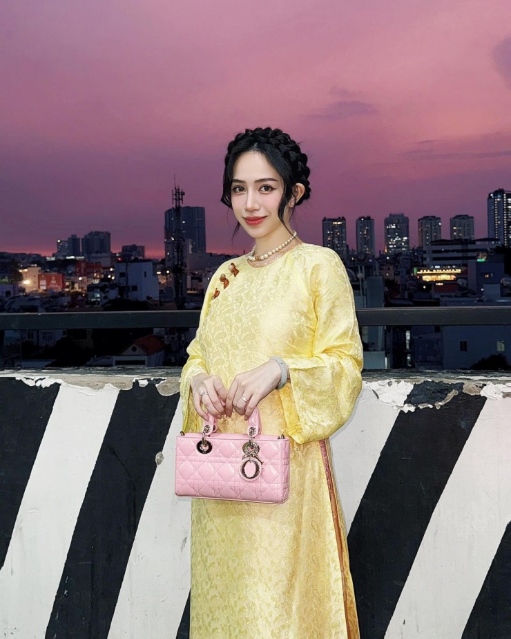 Thiết kế Lady D-Joy màu hồng ngọt ngào giá khoảng 100 triệu đồng được cô sử dụng khi phối với áo dài.