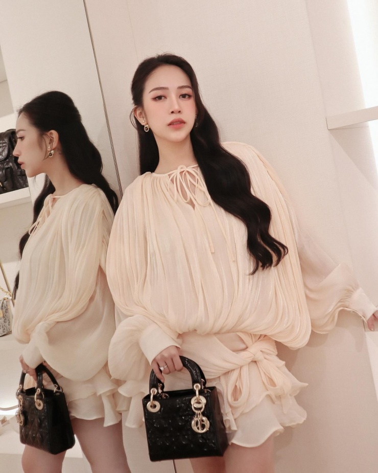 Joyce Phạm khoe liên tiếp hơn 15 chiếc túi hiệu của các hãng như Dior, Chanel, Louis Vuitton... tổng giá trị cả tỷ đồng.