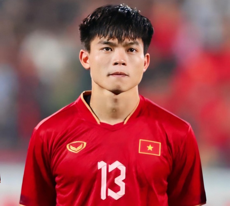 Hồ Văn Cường, sinh ngày 15/1/2003 tại thị xã Hoàng Mai, Nghệ An, là một trong những hậu vệ cánh phải triển vọng của bóng đá Việt Nam. Anh trưởng thành từ Học viện PVF, sau đó đầu quân cho SLNA (2022), rồi chuyển đến khoác áo CAHN theo dạng cho mượn (2023-2024) trước khi trở lại đội bóng xứ Nghệ ở mùa giải này.
