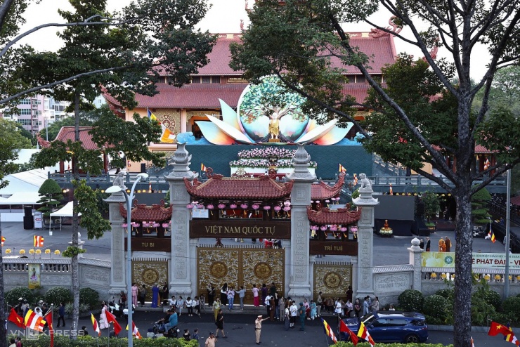 Nhiều người dân đứng trước cổng Việt Nam Quốc Tự hy vọng được chiêm bái xá lợi trái tim bồ tát Thích Quảng Đức.