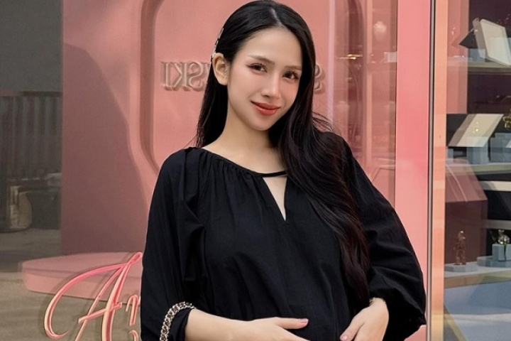 Con gái Minh "Nhựa" khoe 15 chiếc túi hiệu trong vài tháng