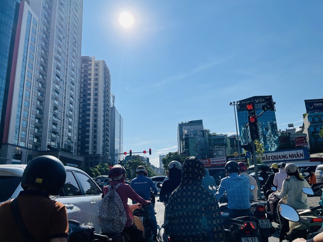 Theo dự báo thời tiết, miền Bắc nắng nóng gia tăng, không khí oi bức.