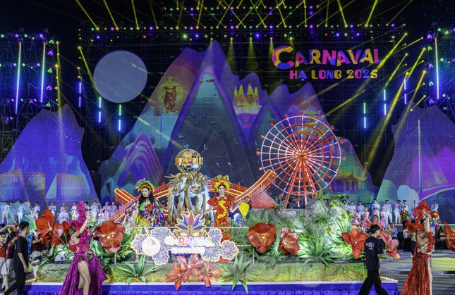 Chương trình Carnaval Hạ Long vẫn là món ăn tinh thần thu hút người dân và khán giả mỗi khi vào mùa du lịch. Ảnh: Quốc Nam.
