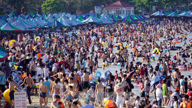Bãi biển Đồ Sơn ken đặc người tắm. Ảnh: Nguyễn Hoàn.