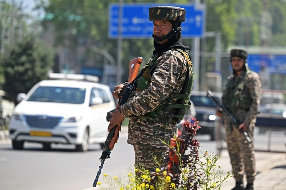 Lực lượng bán quân sự Ấn Độ đứng gác tại TP Srinagar do Ấn Độ kiểm soát tại Kashmir hồi tuần trước giữa căng thẳng Ấn Độ - Pakistan. Ảnh: AFP