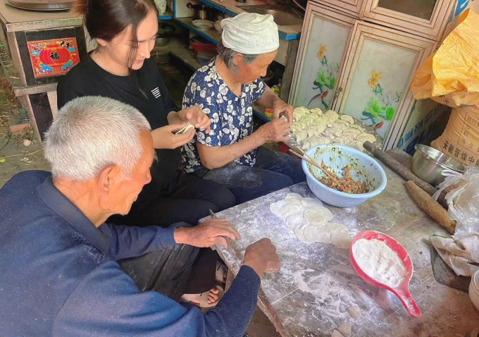 Hương Giang làm bánh với bố mẹ chồng tại tỉnh An Huy đầu năm 2025. Ảnh: Nhân vật cung cấp