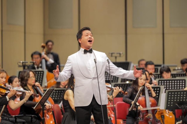 NSƯT Đăng Dương hiện tại là ca sĩ nổi tiếng trong dòng nhạc đỏ.