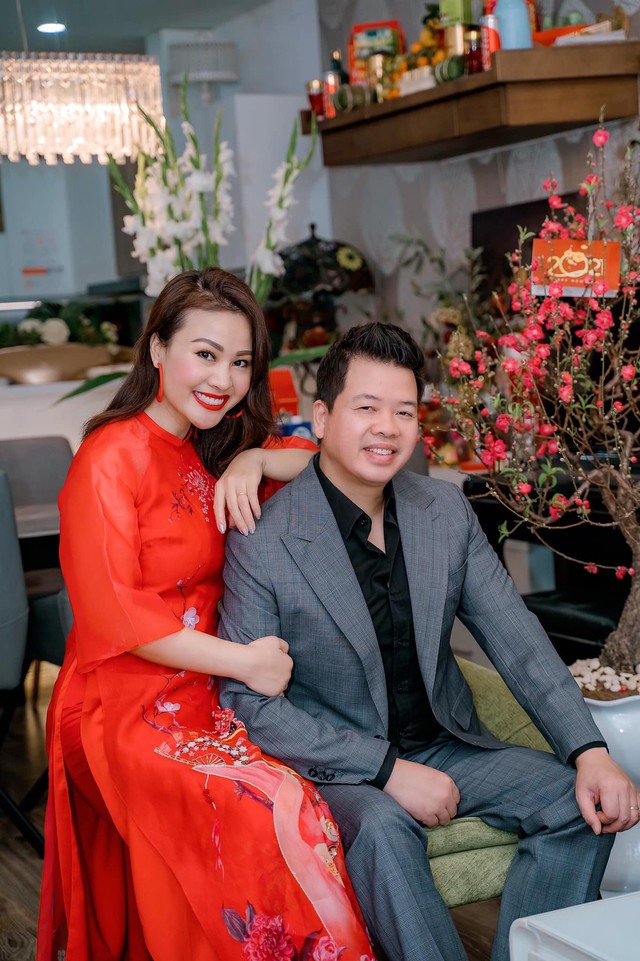Có nhiều người cho rằng ca sĩ nhạc đỏ kiếm được nhiều tiền, cát-sê hàng trăm triệu nhưng NSƯT Đăng Dương tâm sự không phải như vậy. "Hàng chục triệu thì có (vì đôi khi còn tùy vào địa điểm, vùng miền, ví dụ phải tự đi xe quá xa chẳng hạn) chứ hàng trăm triệu, không có chuyện đó đâu, tôi dám chắc là như vậy...", anh nói với báo chí trong cuộc họp báo ra mắt liveshow của mình cách đây ít năm. Dù không có cát-sê khủng nhưng Đăng Dương đã mua được căn chung cư cao cấp có diện tích 120m2.
