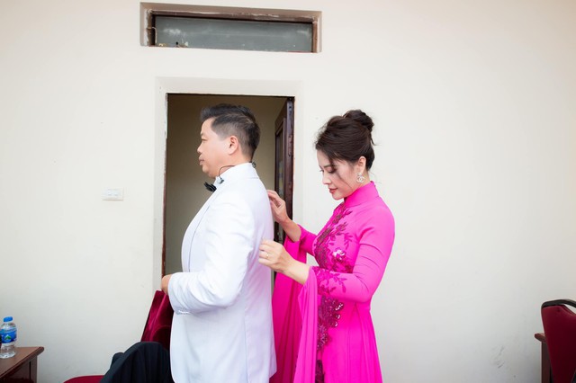 Dù cuộc sống không quá giàu có nhưng với NSƯT Đăng Dương, anh luôn trân trọng vì sự nghiệp nghệ thuật đem lại cho mình nhiều thứ. Nói về giai đoạn khó khăn, nam ca sĩ tiết lộ nhờ danh tiếng của nghề anh đã vượt qua một cách thuận lợi. Ngoài ra, anh còn có hậu phương vững chắc là người vợ đảm và biết vun vén cho gia đình. Đó cũng là nguồn động lực lớn cùng NSƯT Đăng Dương vượt qua mọi khó khăn. Về vợ của ca sĩ Đăng Dương, chị Kim Xuyến từng là ca sĩ nhạc nhẹ tại Đoàn Nghệ thuật Quân khu 2. Sau khi kết hôn, chị lui về chăm sóc gia đình, làm hậu phương vững chắc để chồng yên tâm phát triển sự nghiệp. Đăng Dương hiểu rõ nhất sự hy sinh của vợ. Anh bảo rất may mắn khi bà xã am hiểu nghệ thuật, chia sẻ với anh mọi thứ từ cuộc sống tới âm nhạc.