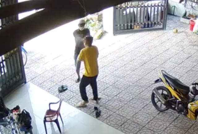Ông P. (đội nón) dùng súng bắn tài xế trong vụ tai nạn giao thông làm con gái ông P. tử vong