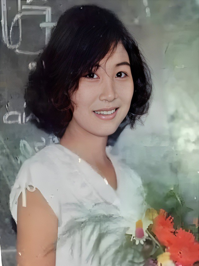 NSND Hồng Vân sinh năm 1966, là một trong những diễn viên hiếm hoi thành công cả trong lĩnh vực chính kịch và hài kịch ở TP.HCM. Tên đầy đủ của chị là Ngô Đặng Hồng Vân, sinh tại Hà Nội, nhưng quê gốc của chị ở Bắc Ninh, sau đó lại cùng gia đình vào TP.HCM sinh sống vào lúc 9 tuổi. Gia đình không có ai làm nghệ thuật, nhưng Hồng Vân nuôi dưỡng giấc mơ sân khấu từ bé và quyết theo đuổi nghiệp diễn xuất. Ảnh Internet