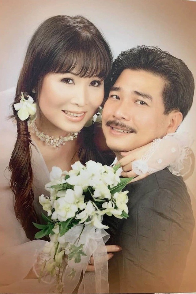 Nghệ sĩ Hồng Vân từng chia sẻ ngày còn son rỗi, chị có rất nhiều người theo đuổi bởi ngoại hình xinh xắn, dễ thương. Tuy nhiên, mối tình sâu đậm nhất của chị là với tài tử Lê Tuấn Anh. Cả hai nảy sinh tình cảm khi học chung trường Cao đẳng Nghệ thuật - Sân khấu TP.HCM. Hai người yêu nhau say đắm, nhưng rồi lại chia tay, kết hôn với người khác. Sau khi ly hôn, cả hai người nhận ra vẫn còn duyên nợ và tình cảm dành cho nhau. Vì thế, họ quyết định nối lại tình xưa bằng một đám cưới vào năm 2003. Ảnh Internet