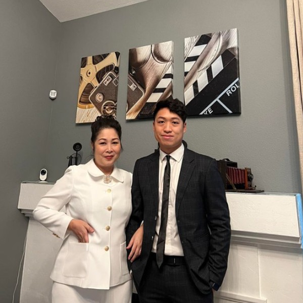 NSND Hồng Vân và con trai - đạo diễn Khôi Nguyên. Khôi Nguyên sinh năm 1997, từ nhỏ đã được bố mẹ cho thử sức diễn xuất ở sân khấu kịch.