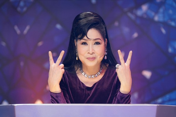 Hồng Vân được khán giả biết đến là một nghệ sĩ đa tài. Chị vừa có khả năng ca hát, vừa là diễn viên kịch, diễn viên truyền hình, điện ảnh, vừa là MC duyên dáng. Trong một chương trình truyền hình, Hồng Vân cho biết: "Chương trình Mưa bụi đã mở ra biết bao đỉnh cao của những ca sĩ, nghệ sĩ miền Nam, trong đó có tôi. Cho đến bây giờ tôi vẫn nói rằng: Tôi rất cảm ơn Minh Vy, Mưa bụi để cho tôi được ngày hôm nay. Có nhà, có xe, có ngày hôm nay là nhờ Mưa bụi”.