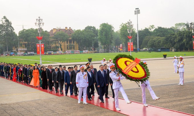 Đại biểu Quốc hội khóa 15 đặt vòng hoa và vào Lăng viếng Chủ tịch Hồ Chí Minh, trước phiên khai mạc sáng 5/5. Ảnh: Cổng TTĐT Quốc hội