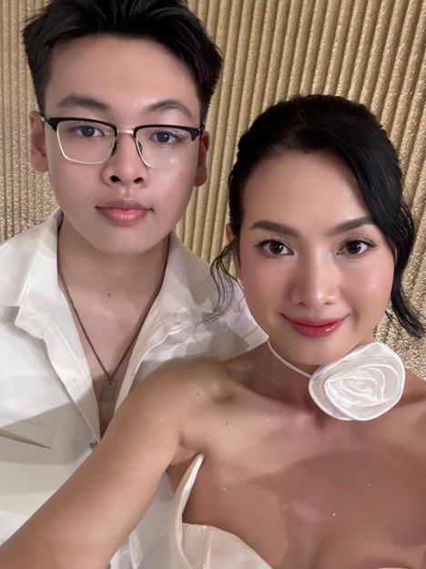 Hình ảnh mới nhất của Anh Thư và con trai Tiểu Long. Ảnh: FBNV.