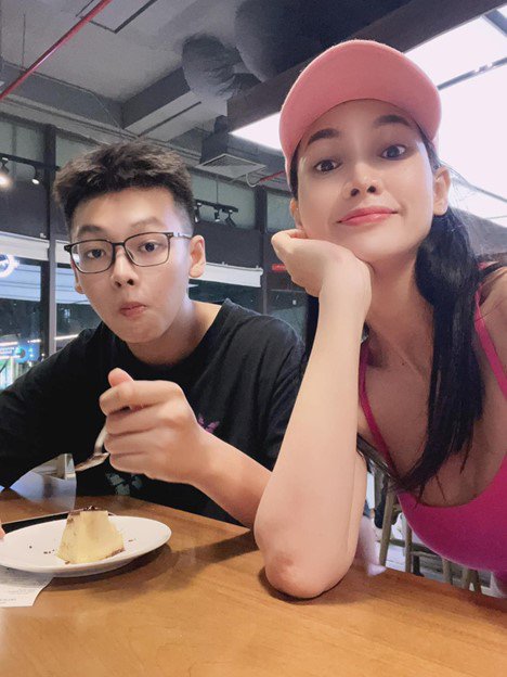 Anh Thư luôn thể hiện sự tích cực khi ở bên cạnh con trai. Ảnh: FBNV.