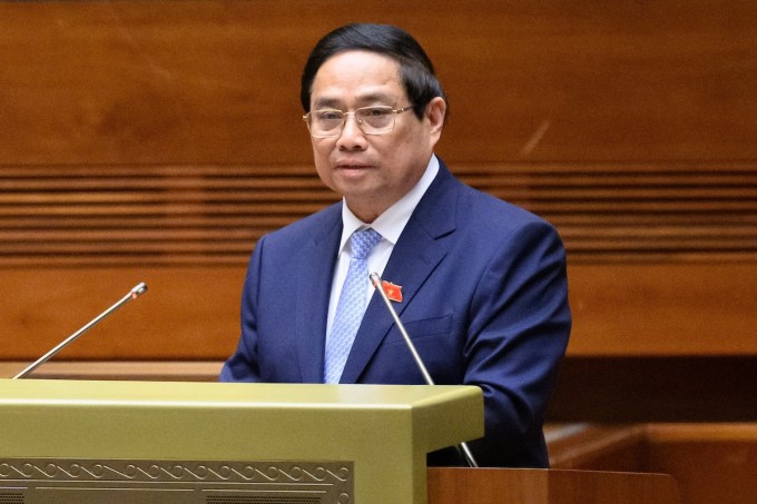 Thủ tướng Phạm Minh Chính trình bày báo cáo đánh giá bổ sung kinh tế xã hội 2024, kế hoạch 2025, sáng 5/5. Ảnh: Giang Huy