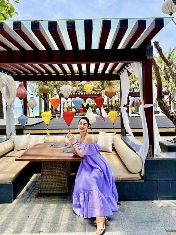 Trên trang cá nhân,  Jennifer Phạm vừa cập nhật hình ảnh nghỉ dưỡng ở biển cùng gia đình ở Đà Nẵng.