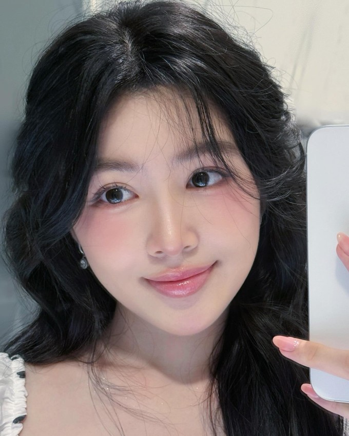 Lọ Lem thường chọn lối trang điểm tone hồng ngọt ngào, giúp cô nàng thêm điệu đà, xinh xắn.