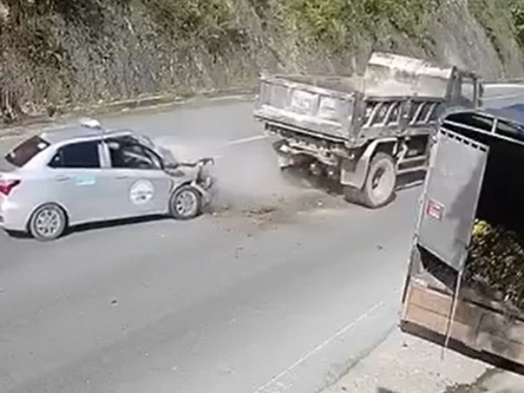 Tài xế ô tô tử vong khi lao vào đuôi xe tải đang lùi trên quốc lộ