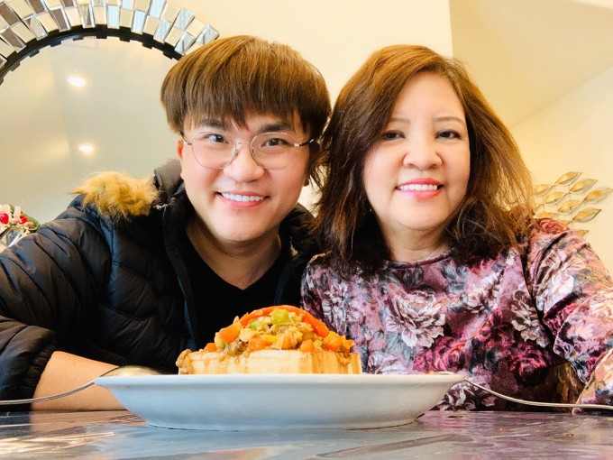 MC Đại Nghĩa và mẹ - bà Quế Phương.